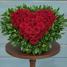 Цветочная композиция из Розы в виде сердца в Палехе