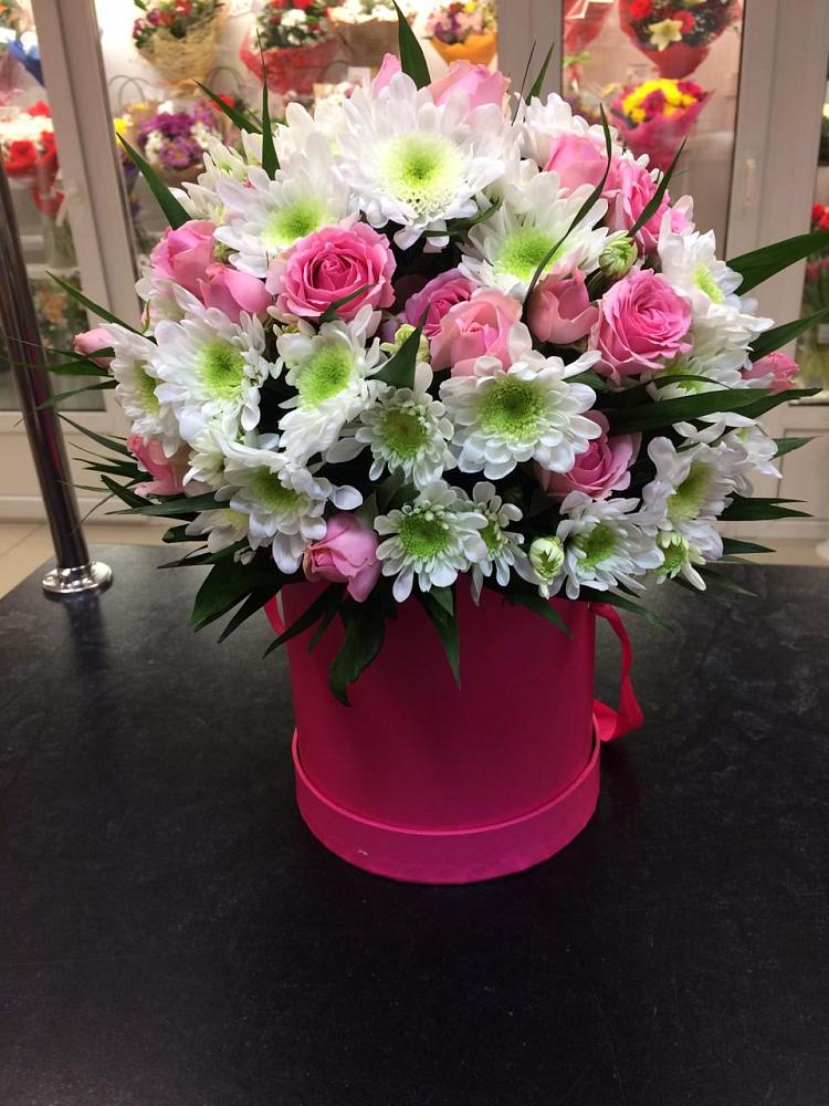 Цветочная композиция из Розы и Хризантемы в шляпной коробке в Палехе