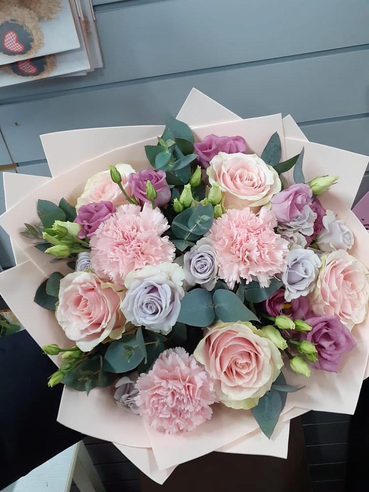 Букет цветов из: Розы, Гвоздики и Лизиантусы в Палехе